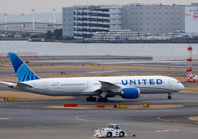 Dvoje saúdskoarabské aerolinky si u firmy Boeing objednaly 78 takovýchto letadel 787 Dreamliner.