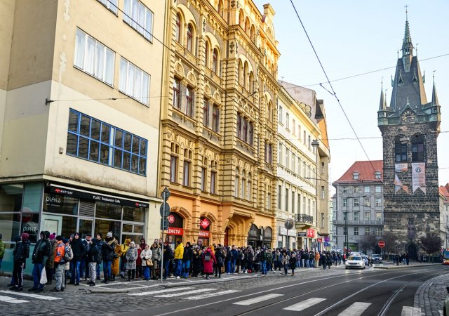 Lidé čekají ve frontě před budovou České národní banky (ČNB), která nabízí k zakoupení speciální tisícikorunovou bankovku s přítiskem ke 30. výročí rozdělení československé měny, 8. února 2023, Praha.