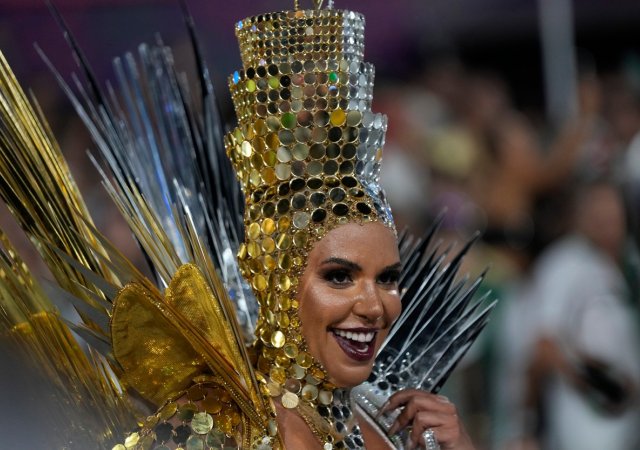 Tradiční brazilský opulentní karneval zahájily průvody škol samby.