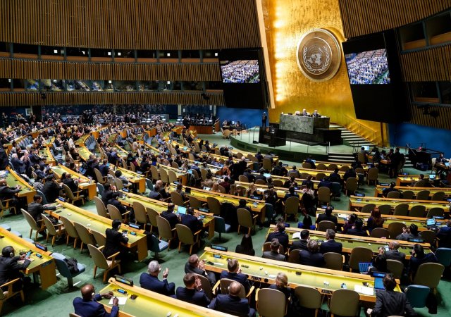 Potlesk poté, co Valné shromáždění OSN odhlasovalo rezoluci podporující územní celistvost Ukrajiny a vyzývající k zastavení bojů po ruské invazi ve čtvrtek 23. února 2023 v sídle Organizace spojených národů.