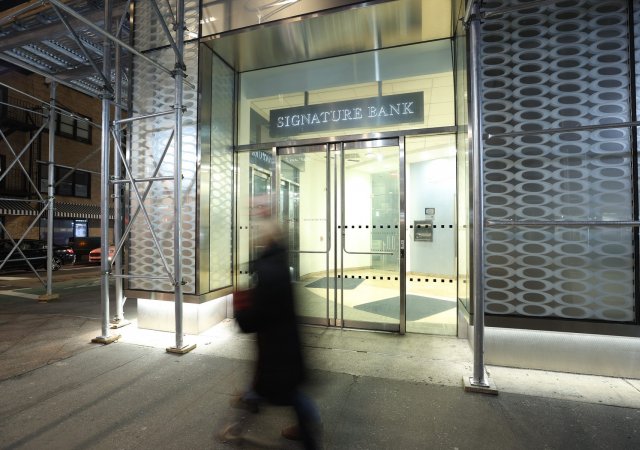 Americké úřady uzavřely newyorskou banku Signature Bank, rozhodnutí přichází jen několik dnů po pátečním uzavření Sillicon Valley Bank.