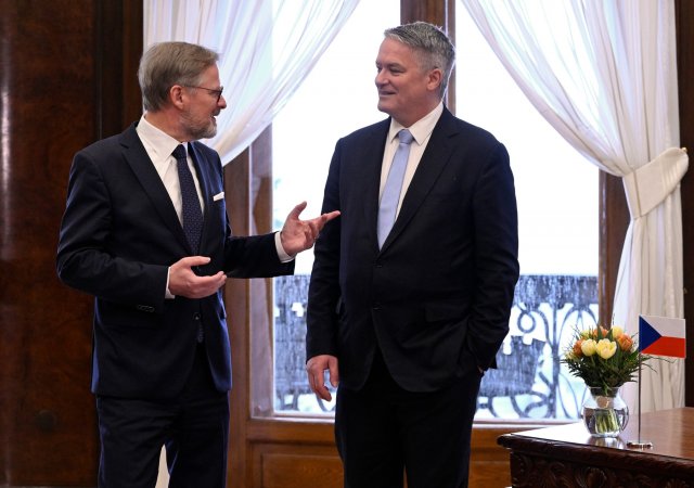 Předseda vlády Petr Fiala (vlevo) a generální tajemník Organizace pro hospodářskou spolupráci a rozvoj Mathias Cormann.