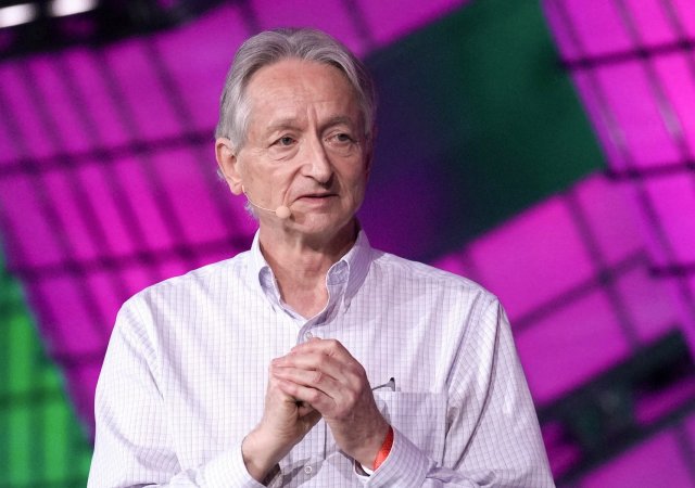 Geoffrey Hinton(na snímku), kterému se přezdívá Kmotr umělé inteligence, získal spolu Johnem Hopfieldem Nobelovu cenu za fyziku.