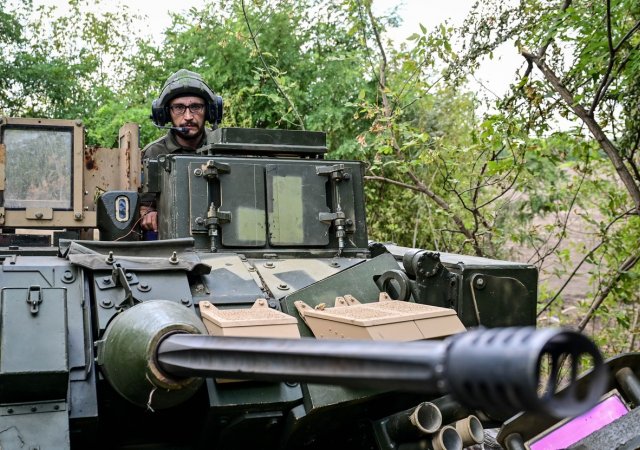 Posádka tanku Bradley 47. mechanizované brigády, osvobozující ukrajinskou ves Robotyne v Záporožské oblasti v září 2023.