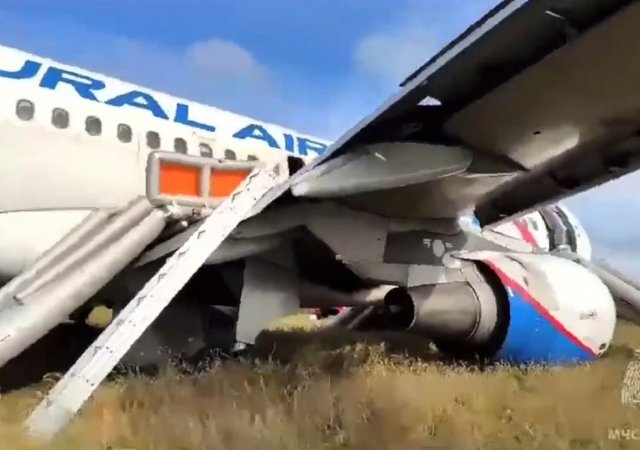 Ruské aerolinky chtějí zachránit airbus, který přistál se 167 lidmi na poli