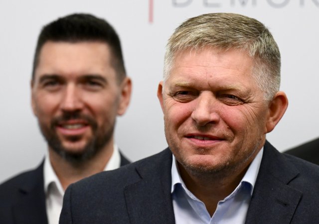 Slovenský premiér Robert Fico (v popředí) a ministr zemědělství Richard Takáč