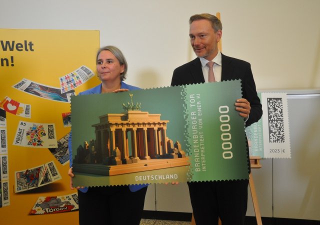 Nikola Hagleitnerová z vedení pošty a spolkový ministr financí Christian Lindner se zobrazením digitální verze známky