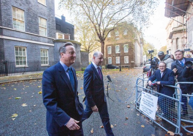 Rošáda na Downing Street. Na politickou scénu se vrací se expremiér Cameron