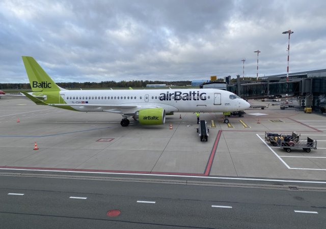 Letoun Airbus A-220 společnosti airBaltic na letišti v Rize