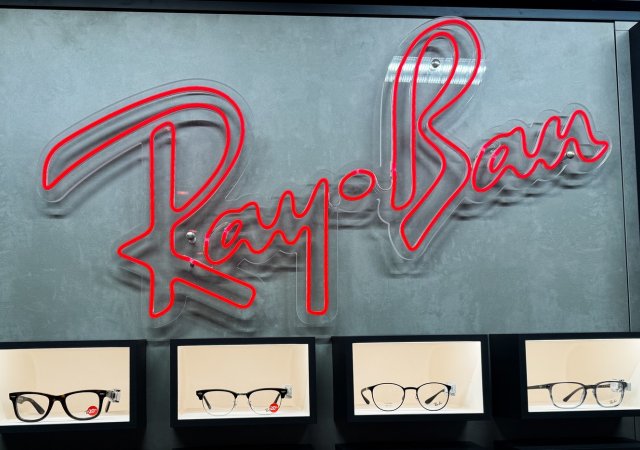 Meta Platforms jedná o nákupu podílu ve výrobci brýlí Ray-Ban