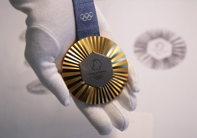 Zlatá olympijská medaile OH Paříž 2024 s kusem Eiffelovky ve svém středu