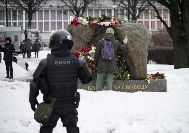 V Rusku zatkli přes sto lidí na pietních akcích za Navalného