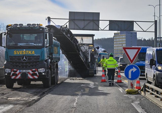 Silničáři nedokončí opravu Barrandovského mostu v původním termínu