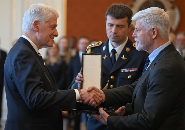 Prezident Petr Pavel (vpravo) udělil stání vyznamenání 42. prezidentovi Spojených států amerických Billu Clintonovi