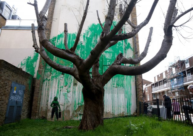 Roh činžáku na severu Londýna zdobí nový Banksy. Přiznal se