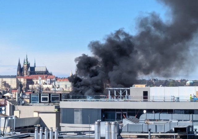 Poblíž Václavského náměstí vzplanula lepenka na střeše