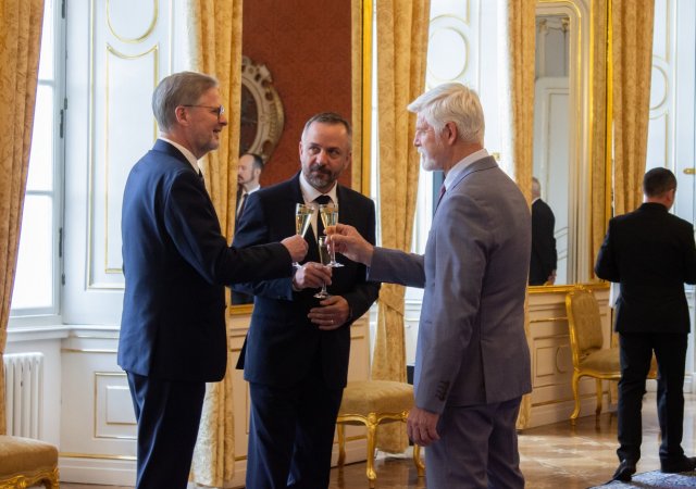 Na snímku zleva premiér Petr Fiala, nový ministr pro vědu, výzkum a inovace Marek Ženíšek a prezident Petr Pavel