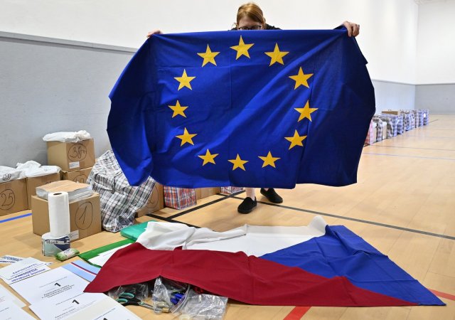 Pracovnice jihlavského magistrátu kompletuje vybavení volebních místností před volbami do Evropského parlamentu