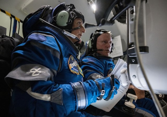 Posádka Starlineru, vesmírné lodi Boeingu trčí na ISS