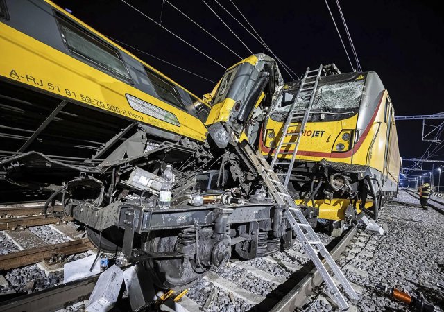 Škoda po tragické srážce vlaků v Pardubicích přesáhne 110 milionů korun