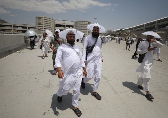 Při letošní velké muslimské pouti do Mekky hadždž zemřelo několik set lidí