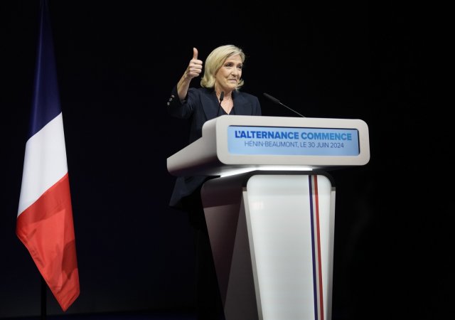 Národní sdružení (RN) Marine Le Penové získalo v prvním kole parlamentních voleb ve Francii přibližně 34 procent hlasů
