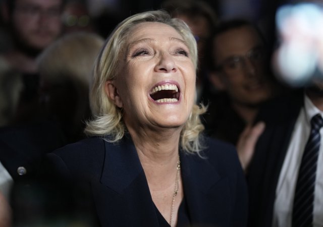 Krajně pravicová strana Národní sdružení (RN) Marine Le Penové získala v prvním kole parlamentních voleb ve Francii přibližně 34 procent hlasů