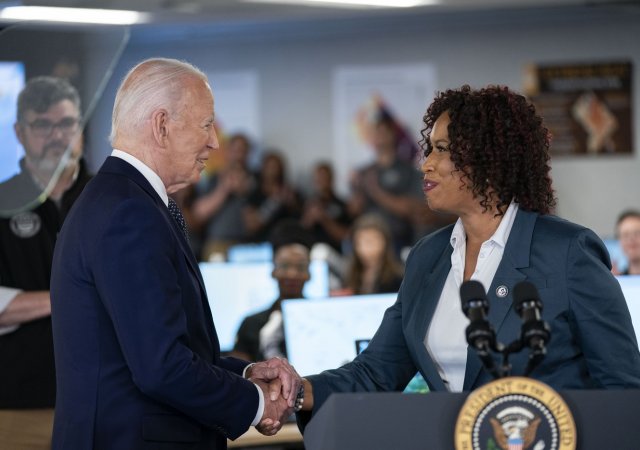 Prezident Spojených států Joe Biden a Muriel Bowserová, demokratka a starostka města Washington