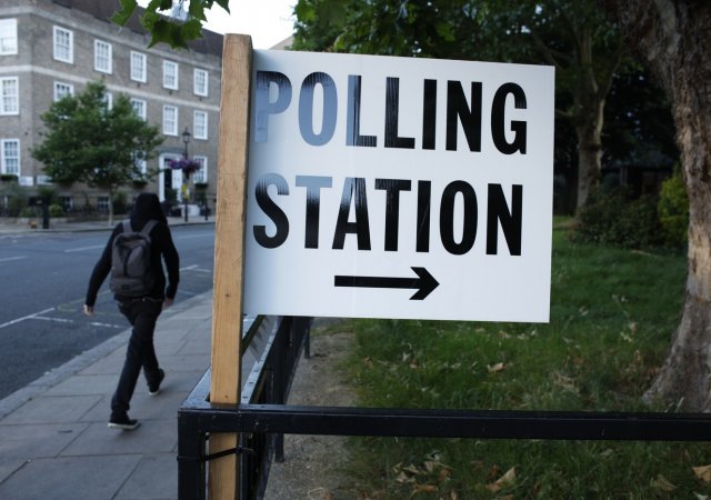 V Británii začaly parlamentní volby, čeká se vítězství labouristů