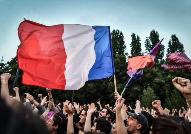 Volby ve Francii nečekaně vyhrál levicový blok
