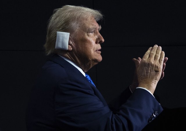 Donald Trump skončil po sobotním atentátu s poraněným uchem