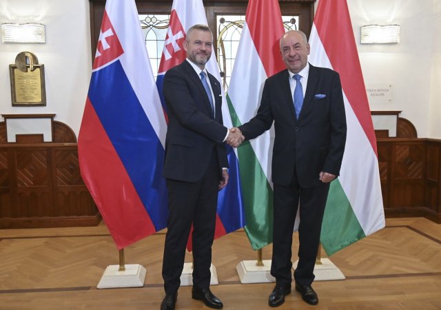Maďarský prezident Tamás Sulyok (vpravo) a jeho slovenský protějšek Peter Pellegrini