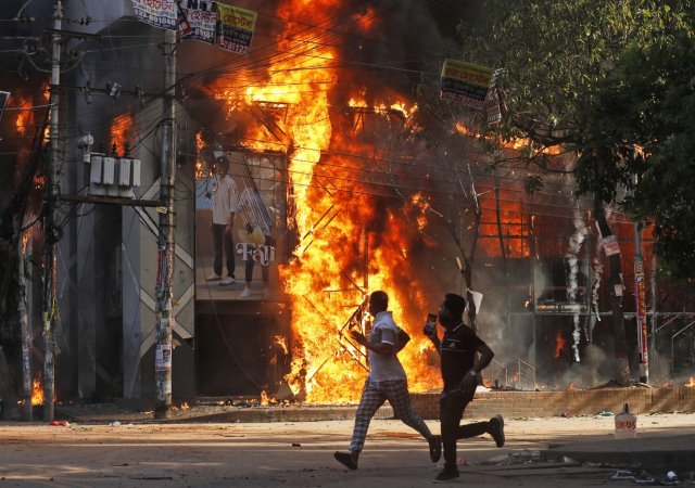 Demonstrace v Bangladéši si vyžádaly více než 100 mrtvých