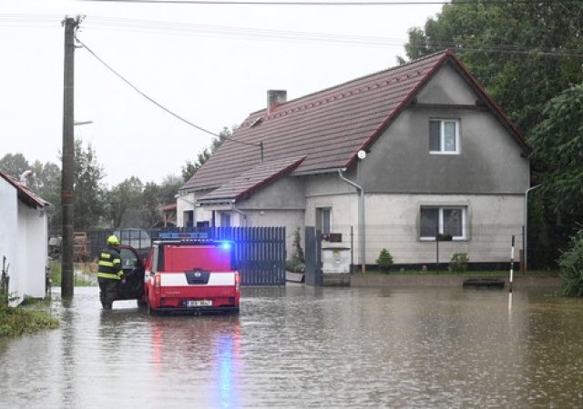 Hasiči zasahují na mnoha odříznutých místech