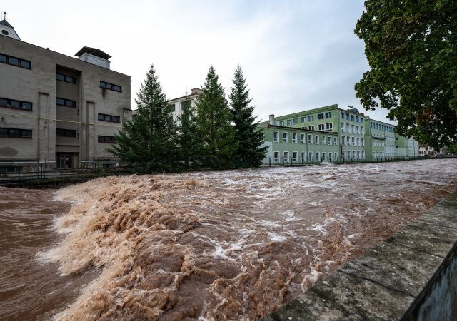 Řeka Stěnava protéká kolem textilního podniku Veba, 15. září 2024, Broumov.