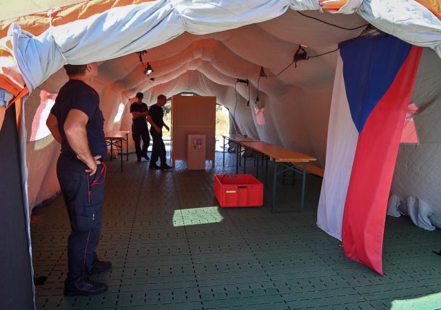 V Česku vyjma Prahy začaly dnes ve 14:00 volby krajských zastupitelů