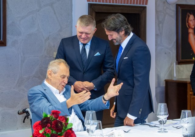 Bývalý prezident Miloš Zeman dnes slaví 80. narozeniny. Mezi prvními hosty, kteří dorazili, byli slovenští politici, premiér Robert Fico a ministr obrany Robert Kaliňák