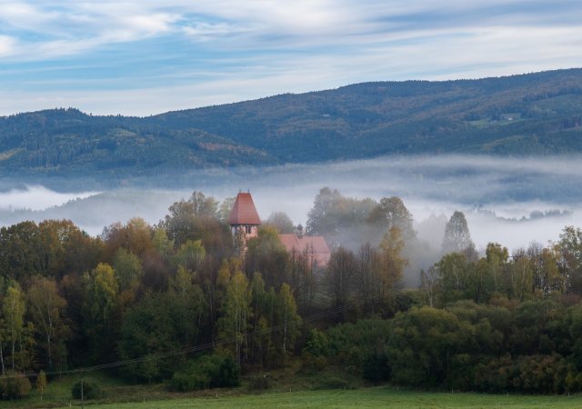 Podzimní mlhavé počasí kolem zchátralého kostela sv. Mikuláše