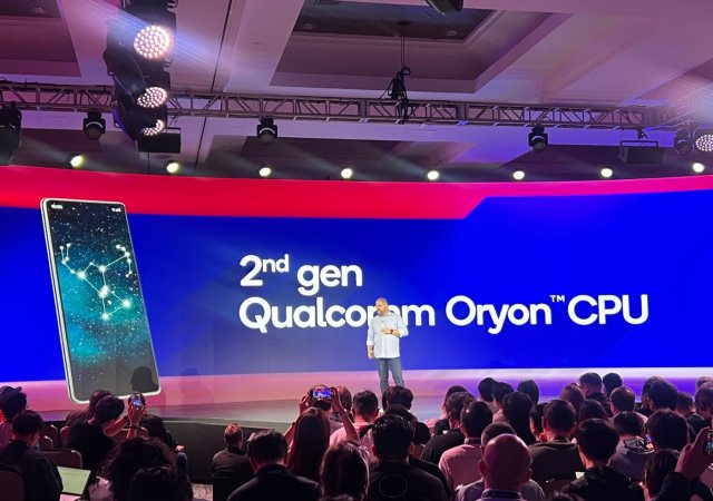 Generální ředitel společnosti Qualcomm Cristiano Amon představuje mobilní platformu s názvem Snapdragon 8 Elite