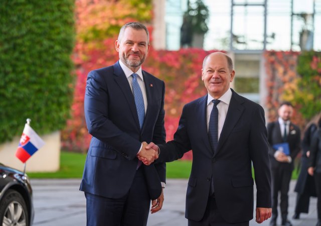 Německý kancléř Olaf Scholz a slovenský prezident Peter Pellegrini