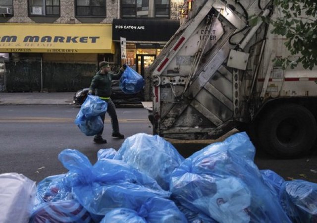 Obyvatelé New Yorku vyhazovali odpad v pytlích přímo na ulici