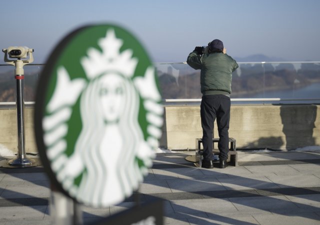 Kavárna Starbucks na hranicích Jižní a Severní Koreje