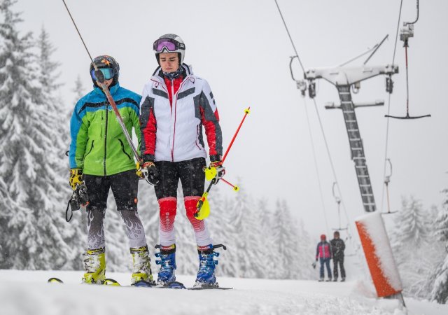 Lyžaři na sjezdovce Anděl ve SkiResortu Černá hora - Pec