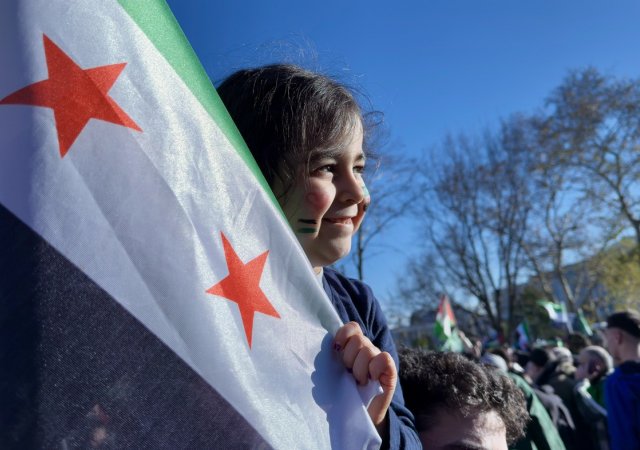 Syřané oslavují v centru tureckého Istanbulu postup rebelů proti armádě Bašára Asada v Sýrii