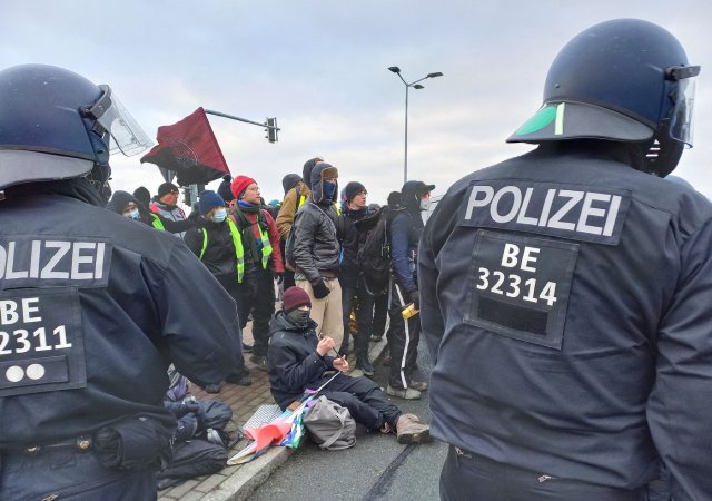 Proti sjezdu AfD demonstrují tisíce lidí, zabránili jeho včasnému začátku