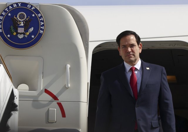 Americký ministr zahraničí Marco Rubio vystupuje z letadla v Abu Dhabi, Spojené arabské emiráty