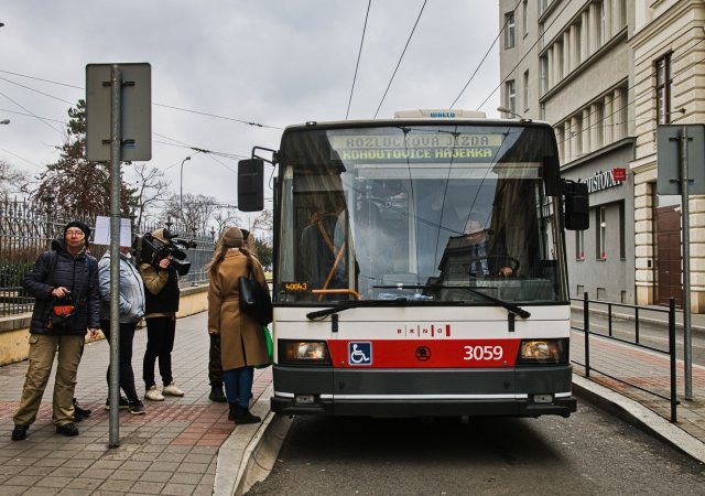 Brno se rozloučilo s dopravní legendou. Nyní trolejbusy Škoda 21Tr poputují i do Charkova