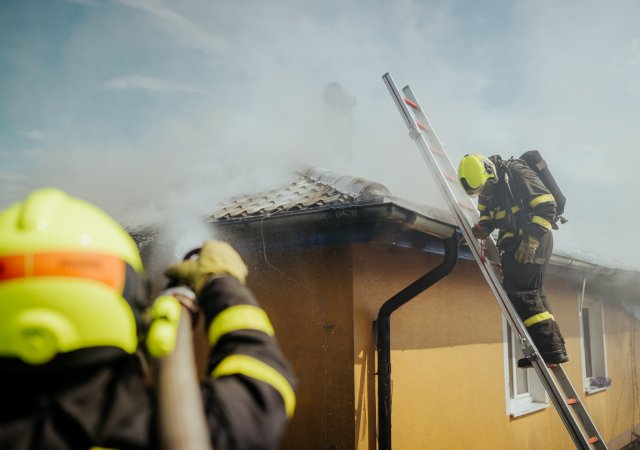 Požár související se solárními panely na střeše hasili požárníci na začátku července 2023 v Šenově na Karvinsku.