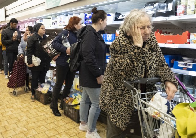 Plná nákupní centra před Vánoci byly jen klam, Češi šetří jako nikdy.