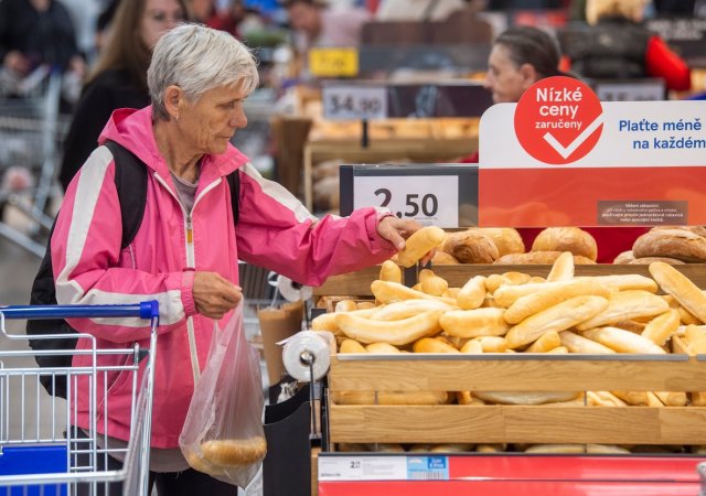 Lidé opět nakupovali méně. Maloobchod čeká několik hubených měsíců